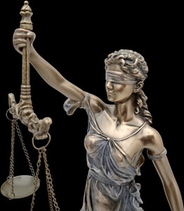 Justitia-figur-retfaerdighedens-gudinde-bronze-finish
